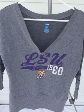 NCAA V Neck LSU Sweatshirt, Size Medium